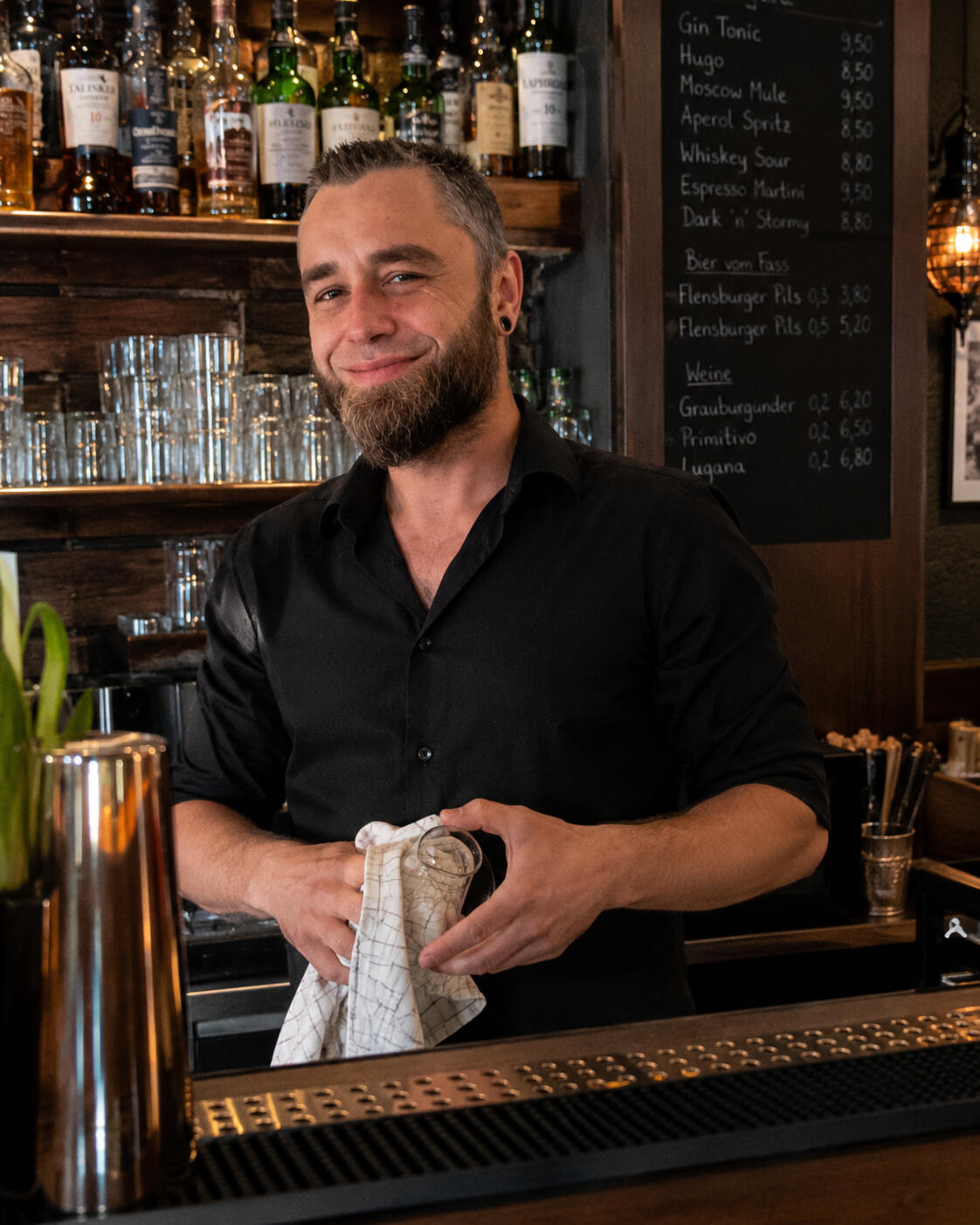Bar Gastronomie-Unterstützung hinter der Bar im Service