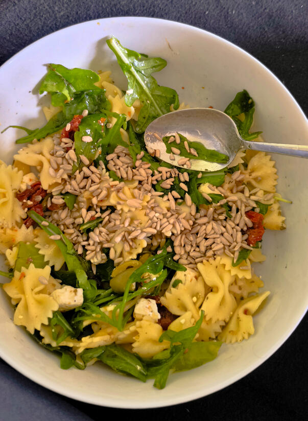Untitled Frischer Salat mit Avocado und Gemüse