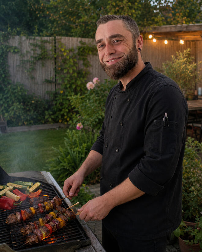 Untitled Privatkoch beim Grillen in einem Garten in Essen