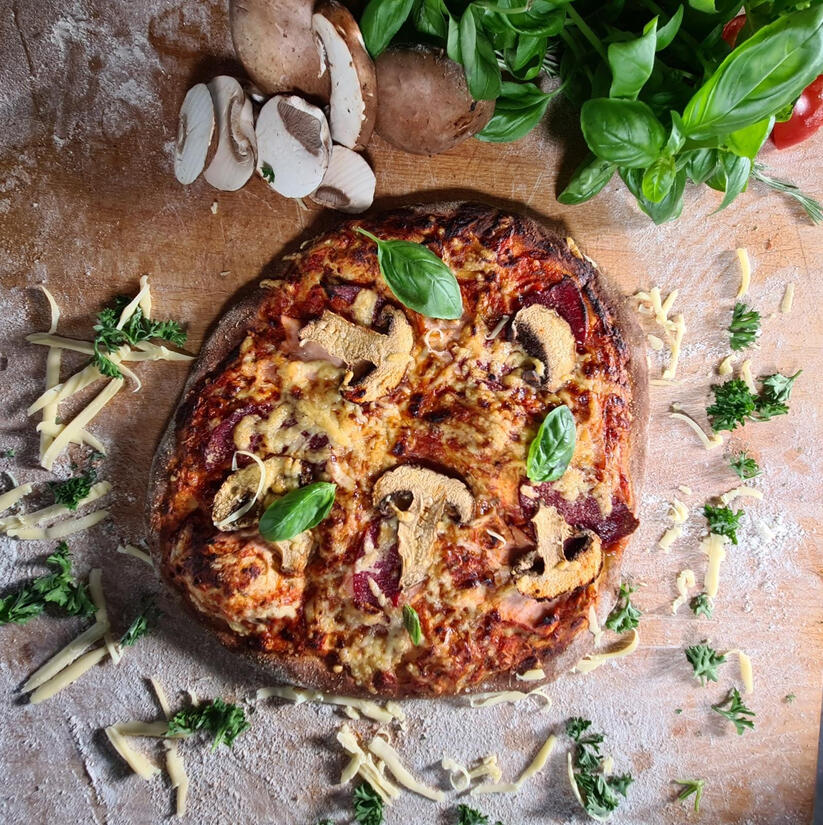 Untitled Hausgemachte Pizza mit frischen Zutaten